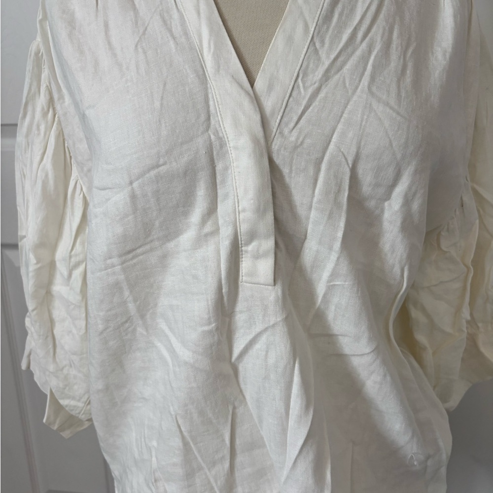 RW&CO. Lightweight V-Neck Tunic Top in White